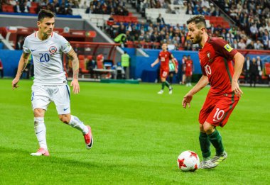 Kazan, Rusya - 28 Haziran 2017. Portekizli orta saha oyuncusu Bernardo Silva ile Şili 'li oyuncu Charles Aranguiz arasında FIFA Konfederasyon Kupası 2017 yarı final Şili maçında oynanan karşılaşma.