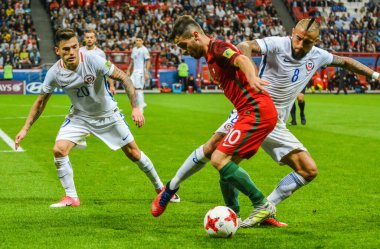 Kazan, Rusya - 28 Haziran 2017. Portekizli orta saha oyuncusu Bernardo Silva, 2017 FIFA Konfederasyon Kupası 'nda Şili karşısında Şili' li oyuncular Charles Aranguiz ve Arturo Vidal 'a karşı..