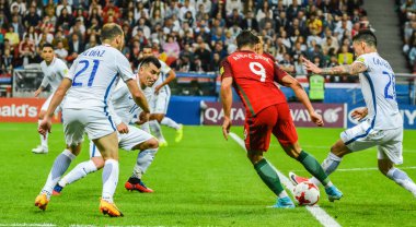 Kazan, Rusya - 28 Haziran 2017. Portekizli forvet Andre Silva, Şili 'li futbolcular Marcelo Diaz, Gary Medel ve Charles Aranguiz' e karşı FIFA Konfederasyon Kupası 2017 yarı final maçında.