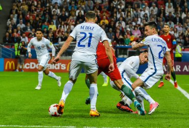 Kazan, Rusya - 28 Haziran 2017. Portekizli forvet Andre Silva, Şili 'li futbolcular Marcelo Diaz, Gary Medel ve Charles Aranguiz' e karşı FIFA Konfederasyon Kupası 2017 yarı final maçında.