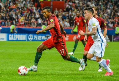 Kazan, Rusya - 28 Haziran 2017. Portekiz milli futbol takımı kanadı Nani, Şili 'nin orta saha oyuncusu Charles Aranguiz' e karşı FIFA Konfederasyon Kupası 2017 yarı final maçında Şili 'ye karşı.