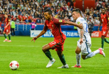 Kazan, Rusya - 28 Haziran 2017. Portekiz milli futbol takımı kanadı Nani, Şili 'nin orta saha oyuncusu Charles Aranguiz' e karşı FIFA Konfederasyon Kupası 2017 yarı final maçında Şili 'ye karşı.