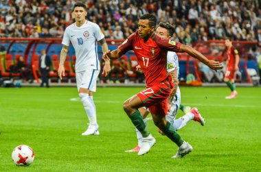 Kazan, Rusya - 28 Haziran 2017. Portekiz milli futbol takımı kanadı Nani, Şili 'nin orta saha oyuncusu Charles Aranguiz' e karşı FIFA Konfederasyon Kupası 2017 yarı final maçında Şili 'ye karşı.