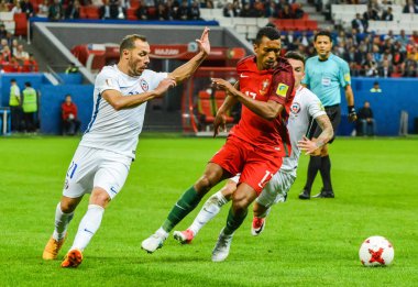 Kazan, Rusya - 28 Haziran 2017. Portekiz milli futbol takımı kanat oyuncusu Nani, 2017 FIFA Konfederasyon Kupası 'nda Şili karşısında Şili' li futbolcular Marcelo Diaz ve Charles Aranguiz 'e karşı..