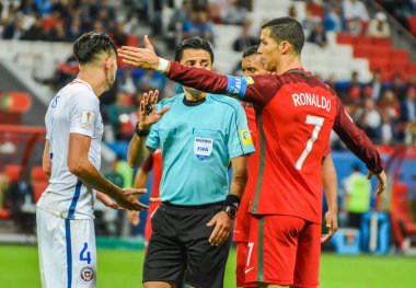 Kazan, Rusya - 28 Haziran 2017. Portekiz kaptanı Cristiano Ronaldo, Şili 'li oyuncu Mauricio Isla ve hakem Alireza Faghani 2017 FIFA Konfederasyon Kupası yarı final maçı sırasında Şili' ye karşı.