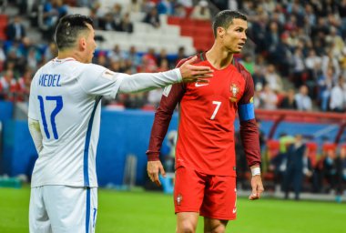 Kazan, Rusya - 28 Haziran 2017. Portekiz Millî Futbol Takımı kaptanı Cristiano Ronaldo ve Şili 'nin orta saha oyuncusu Gary Medel, FIFA Konfederasyon Kupası 2017 yarı final maçında Şili' ye karşı.