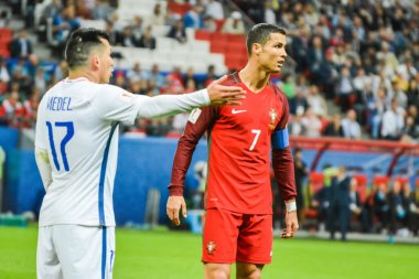 Kazan, Rusya - 28 Haziran 2017. Portekiz Millî Futbol Takımı kaptanı Cristiano Ronaldo ve Şili 'nin orta saha oyuncusu Gary Medel, FIFA Konfederasyon Kupası 2017 yarı final maçında Şili' ye karşı.