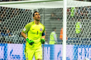 Kazan, Rusya - 28 Haziran 2017. Şili Millî Futbol Takımı kalecisi Claudio Bravo, FIFA Konfederasyon Kupası 2017-Portekiz yarı final maçında penaltı atışında.