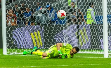 Kazan, Rusya - 28 Haziran 2017. Şili Millî Futbol Takımı kalecisi Claudio Bravo, Portekiz 'e karşı oynanan FIFA Konfederasyon Kupası yarı finalinde penaltı atışını reddetti..