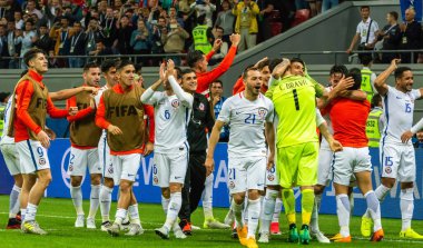 Kazan, Rusya - 28 Haziran 2017. Şili milli futbol takımı FIFA Konfederasyon Kupası 2017 yarı finalini Portekiz 'e karşı zaferini kutluyor.