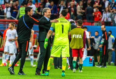 Kazan, Rusya - 28 Haziran 2017. Şili milli futbol takımı teknik direktörü Juan Antonio Pizzi ve kaleci Claudio Bravo 2017 FIFA Konfederasyon Kupası 'nda Portekiz' e karşı kazandığı zaferi kutluyorlar..