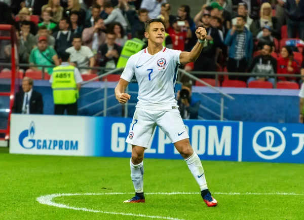 Kazan, Rusya - 28 Haziran 2017. Şili Millî Futbol Takımı forveti, FIFA Konfederasyonlar Kupası yarı finalinde Portekiz 'e karşı penaltı atışını kutluyor..
