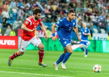 Nizhny Novgorod, Rusya - 11 Haziran 2019. Kıbrıs Rum milli takımı orta saha oyuncusu Anthony Georgiou, UEFA Euro 2020 ön eleme karşılaşmasında Rusya ile Kıbrıs Rum Kesimi (1-0) arasında Nizhny Novgorod 'da oynanan karşılaşmada Rusya defans oyuncusu Georgi Dzhikiya' ya karşı..