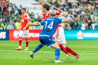 Nizhny Novgorod, Rusya - 11 Haziran 2019. Kıbrıs Rum milli takımı kanat oyuncusu Andreas Makris, UEFA Euro 2020 ön eleme karşılaşmasında Rusya ile Kıbrıs Rum Kesimi (1-0) arasındaki Nizhny Novgorod karşılaşmasında Rus defans oyuncusu Mario Fernandes 'e karşı oynadı..