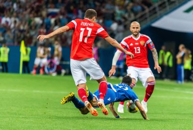 Nizhny Novgorod, Rusya - 11 Haziran 2019. Rusya milli takımı orta saha oyuncusu Roman Zobnin, UEFA Euro 2020 ön eleme karşılaşmasında Kıbrıs Rum savunma oyuncusu Ioannis Kosti 'ye karşı Nizhny Novgorod' da oynanan Rusya-Kıbrıs Rum Kesimi (1-0) karşılaşmasında mücadele etti..