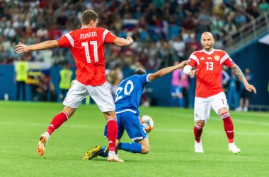 Nizhny Novgorod, Rusya - 11 Haziran 2019. Rusya milli takımı orta saha oyuncusu Roman Zobnin, UEFA Euro 2020 ön eleme karşılaşmasında Kıbrıs Rum savunma oyuncusu Ioannis Kosti 'ye karşı Nizhny Novgorod' da oynanan Rusya-Kıbrıs Rum Kesimi (1-0) karşılaşmasında mücadele etti..