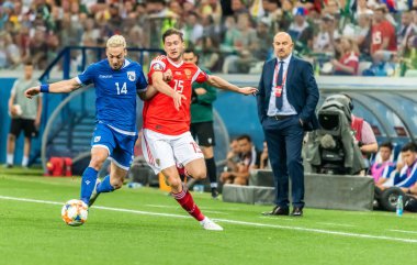 Nizhny Novgorod, Rusya - 11 Haziran 2019. Kıbrıs Rum milli takımı kanat oyuncusu Andreas Makris, UEFA Euro 2020 ön eleme karşılaşmasında Rusya ile Kıbrıs Rum Kesimi (1-0) arasındaki Nizhny Novgorod karşılaşmasında Rus forvet Aleksey Miranchuk 'a karşı oynadı..