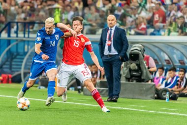 Nizhny Novgorod, Rusya - 11 Haziran 2019. Kıbrıs Rum milli takımı kanat oyuncusu Andreas Makris, UEFA Euro 2020 ön eleme karşılaşmasında Rusya ile Kıbrıs Rum Kesimi (1-0) arasındaki Nizhny Novgorod karşılaşmasında Rus forvet Aleksey Miranchuk 'a karşı oynadı..