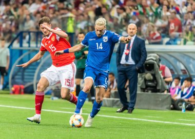 Nizhny Novgorod, Rusya - 11 Haziran 2019. Kıbrıs Rum milli takımı kanat oyuncusu Andreas Makris, UEFA Euro 2020 ön eleme karşılaşmasında Rusya ile Kıbrıs Rum Kesimi (1-0) arasındaki Nizhny Novgorod karşılaşmasında Rus forvet Aleksey Miranchuk 'a karşı oynadı..