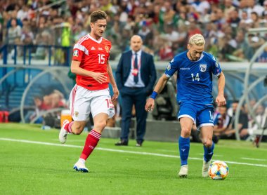 Nizhny Novgorod, Rusya - 11 Haziran 2019. Kıbrıs Rum milli takımı kanat oyuncusu Andreas Makris, UEFA Euro 2020 ön eleme karşılaşmasında Rusya ile Kıbrıs Rum Kesimi (1-0) arasındaki Nizhny Novgorod karşılaşmasında Rus forvet Aleksey Miranchuk 'a karşı oynadı..