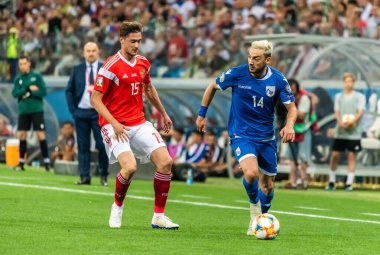 Nizhny Novgorod, Rusya - 11 Haziran 2019. Kıbrıs Rum milli takımı kanat oyuncusu Andreas Makris, UEFA Euro 2020 ön eleme karşılaşmasında Rusya ile Kıbrıs Rum Kesimi (1-0) arasındaki Nizhny Novgorod karşılaşmasında Rus forvet Aleksey Miranchuk 'a karşı oynadı..