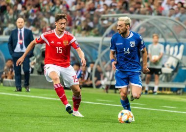 Nizhny Novgorod, Rusya - 11 Haziran 2019. Kıbrıs Rum milli takımı kanat oyuncusu Andreas Makris, UEFA Euro 2020 ön eleme karşılaşmasında Rusya ile Kıbrıs Rum Kesimi (1-0) arasındaki Nizhny Novgorod karşılaşmasında Rus forvet Aleksey Miranchuk 'a karşı oynadı..