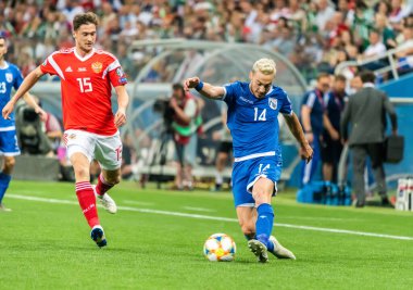 Nizhny Novgorod, Rusya - 11 Haziran 2019. Kıbrıs Rum milli takımı kanat oyuncusu Andreas Makris, UEFA Euro 2020 ön eleme karşılaşmasında Rusya ile Kıbrıs Rum Kesimi (1-0) arasındaki Nizhny Novgorod karşılaşmasında Rus forvet Aleksey Miranchuk 'a karşı oynadı..
