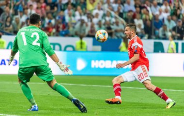 Nizhny Novgorod, Rusya - 11 Haziran 2019. Rusya milli takımının orta saha oyuncusu Aleksei Ionov, UEFA Euro 2020 ön eleme karşılaşmasında Kıbrıs kalecisi Urko Pardo 'ya karşı Nizhny Novgorod' da oynanan Rusya-Kıbrıs Rum Kesimi (1-0) karşılaşmasında.