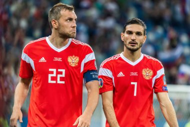Nizhny Novgorod, Rusya - 11 Haziran 2019. Rusya milli takımı forveti Artem Dzyuba ve orta saha oyuncusu Magomed Özdoyev, Nizhny Novgorod 'da oynanan UEFA Euro 2020 ön eleme karşılaşmasında Rusya ve Kıbrıs Rum Kesimi (1-0) arasında oynadılar..
