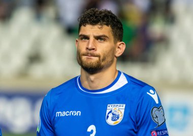 Lefkoşe, Kıbrıs - 13 Ekim 2019. Kıbrıs Rum Kesimi milli futbol takımı, UEFA Euro 2020 ön eleme karşılaşması öncesinde orta saha oyuncusu Nicholas Ioannou ile Lefkoşe 'de Kıbrıs Rum Kesimi - Rusya karşılaşması.