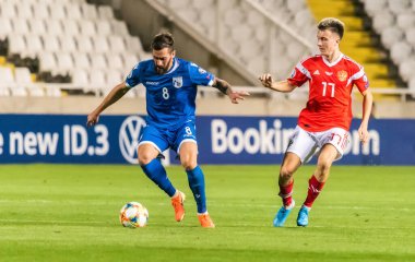 Lefkoşe, Kıbrıs - 13 Ekim 2019. Rusya milli futbol takımı orta saha oyuncusu Aleksandr Golovin, Lefkoşe 'de oynanan UEFA Euro 2020 ön eleme karşılaşmasında Kıbrıs Rum Kesimi sağ kanat oyuncusu Charis Kyriakou' ya karşı Rusya (0-5).