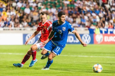 Lefkoşe, Kıbrıs - 13 Ekim 2019. Rusya milli futbol takımı orta saha oyuncusu Denis Cheryshev, Lefkoşe 'de oynanan UEFA Euro 2020 ön eleme karşılaşmasında Kıbrıs Rum Kesimi defans oyuncusu Ioannis Kousoulos' a karşı Rusya (0-5).
