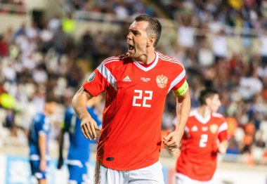 Lefkoşe, Kıbrıs - 13 Ekim 2019. Rusya milli futbol takımı forveti Artem Dzyuba, Lefkoşe 'de oynanan UEFA Euro 2020 ön eleme karşılaşmasında attığı golü kutluyor..