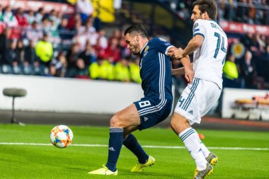 Glasgow, İskoçya, İngiltere - 6 Eylül 2019. İskoçya Millî Futbol Takımı orta saha oyuncusu John McGinn UEFA Euro 2020 ön eleme karşılaşmasında Rusya 'nın defans oyuncusu Georgi Dzhikiya' ya karşı Glasgow 'da İskoçya-Rusya maçında.