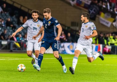 Glasgow, İskoçya, İngiltere - 6 Eylül 2019. Rusya futbolcuları Magomed Özdoyev ve Georgi Dzhikiya ve İskoçyalı futbolcu Stephen O 'Donnell UEFA Euro 2020 ön eleme karşılaşmasında Glasgow' da Rusya 'ya karşı İskoçya.