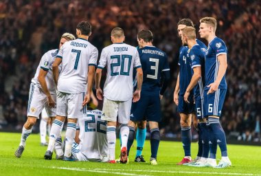 Glasgow, İskoçya, İngiltere - 6 Eylül 2019. Rus oyuncular Aleksandr Golovin, Magomed Ozdoyev, Artem Dzyuba, Aleksei Ionov ve İskoçyalı oyuncular Andrew Robertson, Charlie Mulgrew, Liam Cooper, Scott McTominay UEFA Euro 2020 elemeleri sırasında