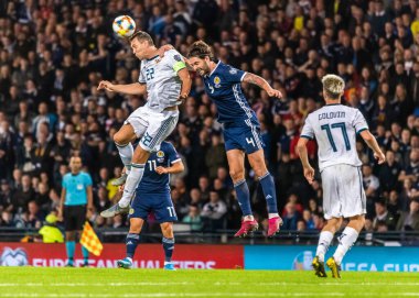Glasgow, İskoçya, İngiltere - 6 Eylül 2019. Rusya Millî Futbol Takımı forveti Artem Dzyuba İskoçya 'nın orta saha oyuncusu Charlie Mulgrew' a karşı UEFA Euro 2020 ön eleme karşılaşmasında İskoçya - Rusya Glasgow maçında.