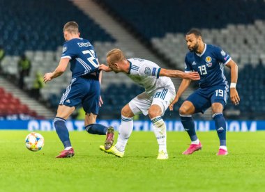 Glasgow, İskoçya, İngiltere - 6 Eylül 2019. Rusya milli futbol takımı orta saha oyuncusu Dimitri Barinov, UEFA Euro 2020 ön eleme karşılaşmasında İskoçya ile Rusya arasındaki Glasgow maçında İskoçya oyuncuları Ryan Christie ve Matt Phillips 'e karşı..