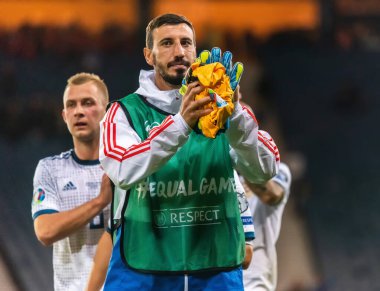 Glasgow, İskoçya, İngiltere - 6 Eylül 2019. Rusya milli takımının yedek kalecisi Soslan Dzhanayev, UEFA Euro 2020 ön eleme karşılaşması sonrasında Glasgow 'da İskoçya-Rusya maçında.