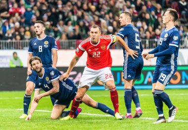 Moskova, Rusya - 10 Ekim 2019. Rusya Milli Futbol Takımı forveti Artem Dzyuba, Moskova 'da oynanan UEFA Euro 2020 ön eleme karşılaşmasında İskoçyalı futbolcular Michael Devlin, Charlie Mulgrew, John McGinn ve İskoçya (4-0) tarafından çevrelendi..