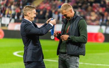 Moskova, Rusya - 10 Ekim 2019. Eski Rusya milli futbol takımı savunucusu Vasili Berezutski, Rusya Futbol Birliği Genel Sekreteri Alexandr Alaev 'den UEFA milli takımına 100 kapak madalyası aldı.. 