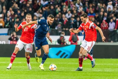Moskova, Rusya - 10 Ekim 2019. İskoçyalı kanat oyuncusu Robert Snodgrass, Moskova 'da oynanan UEFA Euro 2020 ön eleme karşılaşmasında Rus futbolcular Aleksei Ionov ve Magomed Özdoyev' e karşı Rusya - İskoçya (4-0).
