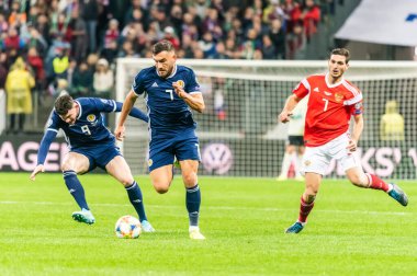 Moskova, Rusya - 10 Ekim 2019. İskoçyalı oyuncular Oliver Burke, Robert Snodgrass ve Rus futbolcu Magomed Özdoyev UEFA Euro 2020 ön eleme karşılaşmasında Rusya İskoçya 'ya karşı (4-0) Moskova' da oynadılar..
