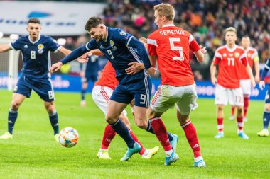 Moskova, Rusya - 10 Ekim 2019. İskoçya milli futbol takımı kanadı Oliver Burke UEFA Euro 2020 ön eleme maçında Rusya 'ya karşı İskoçya' da (4-0) Rus defans oyuncusu Andrey Semenov 'a karşı..