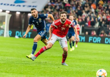 Moskova, Rusya - 10 Ekim 2019. İskoçya milli futbol takımı kanadı Robert Snodgrass ve Rus futbolcu Georgi Dzhikiya UEFA Euro 2020 ön eleme karşılaşmasında İskoçya Rusya 'ya karşı (4-0) Moskova' da (4-0).