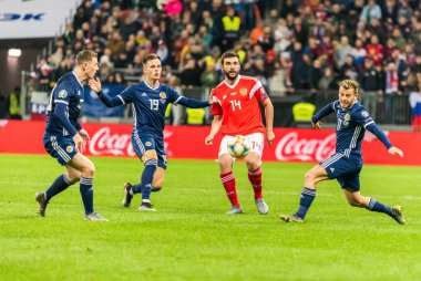 Moskova, Rusya - 10 Ekim 2019. İskoçya Millî Futbol Takımı oyuncuları Callum McGregor, Lawrence Shankland ve Ryan Fraser UEFA Euro 2020 ön eleme karşılaşmasında Rusya ile İskoçya (4-0) karşısında Rusya defans oyuncusu Georgi Dzhikiya 'ya karşı..