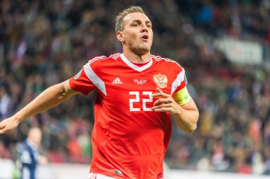 Moskova, Rusya - 10 Ekim 2019. Rusya Millî Futbol Takımı forveti Artem Dzyuba, Moskova 'da oynanan UEFA Euro 2020 ön eleme karşılaşmasında attığı golü kutluyor..