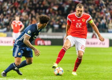 Moskova, Rusya - 10 Ekim 2019. Rusya milli futbol takımı forveti Artem Dzyuba, UEFA Euro 2020 ön eleme karşılaşmasında İskoçya 'ya karşı İskoçya' da (4-0) İskoçya orta saha oyuncusu Liam Palmer 'a karşı..
