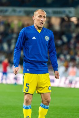 Kalininingrad, Rusya - 9 Eylül 2019. Kazakistan milli futbol takımı orta saha oyuncusu İslambek Kuat, UEFA Euro 2020 ön eleme karşılaşmasında Rusya ile Kazakistan (1-0) karşılaşmadan önce Kalininingrad 'da.