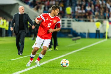 Kalininingrad, Rusya - 9 Eylül 2019. Rusya milli futbol takımı orta saha oyuncusu Ilzat Akhmetov UEFA Euro 2020 ön eleme karşılaşmasında Rusya Kazakistan 'a karşı (1-0) Kaliningrad' da.